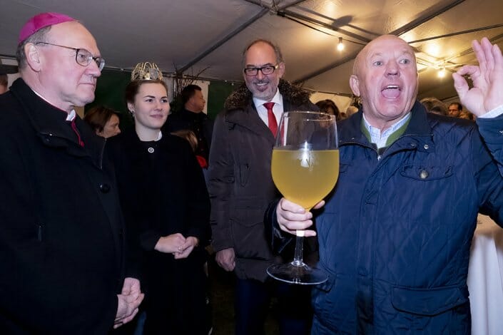 Foto Weintaufe Dross Skilegende David Zwilling Ehrengäste