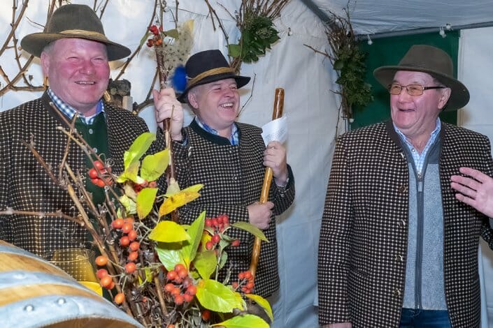 Foto Weintaufe Dross Winzer in Tracht Kalmuk