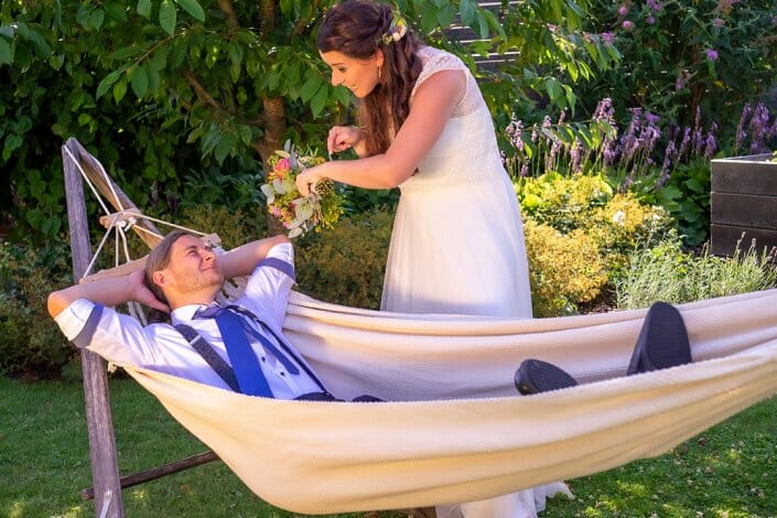 Gartenhochzeit Brautpaar in Hängematte