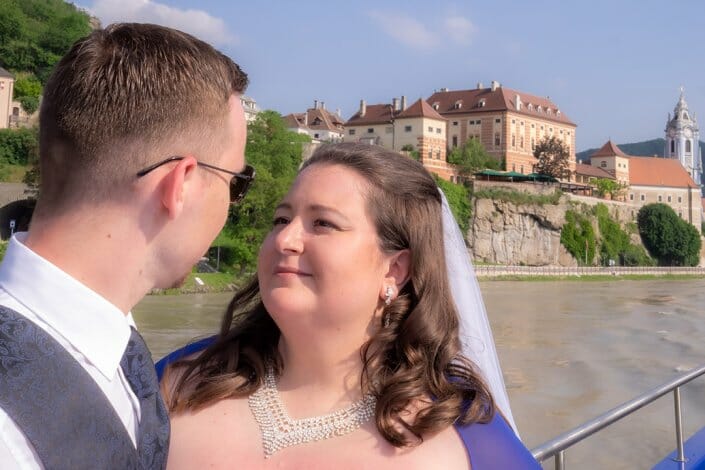 Hochzeit am Schiff Brautpaar Dürnstein