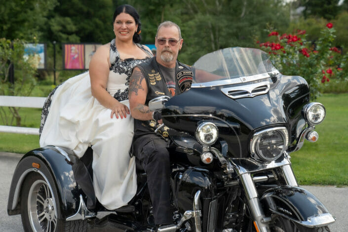 Braut auf Harley Davidson