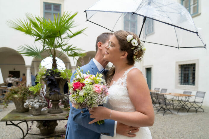 Brautpaar im Regen