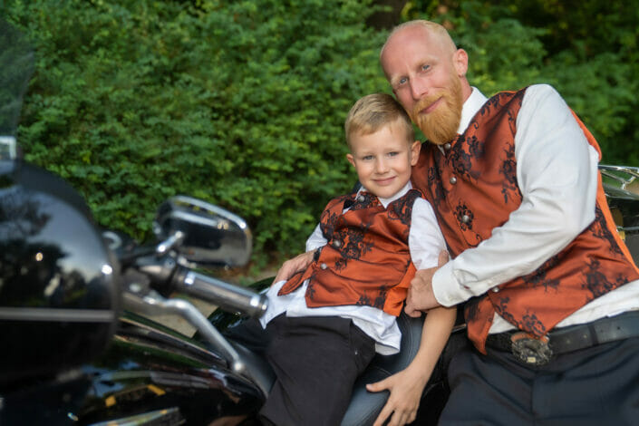 Vater mit Sohn auf Harley Davidson