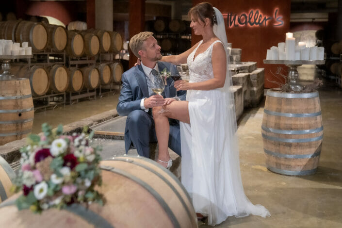 Brautpaar im Weinkeller