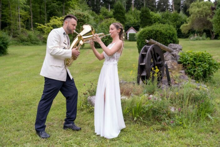 Brautpaar mit Blasinstrumenten